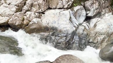 Me fui de excursión y mi guia se aprovechó de mí en medio del bosque…