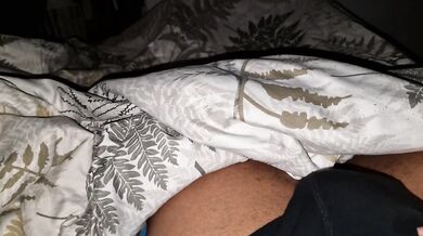 Hermanastra juguetona entra en mi habitación en vestido corto, se mete en mi cama, me pilla masturbándome a su lado y no puedo creer su reacción