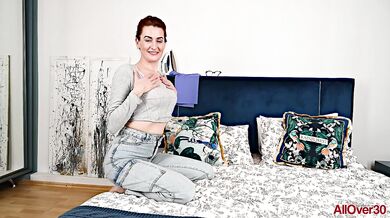 hot housewife instead of cleaning the house passionately masturbates again