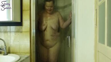 Showering couple starts to fuck while soaping