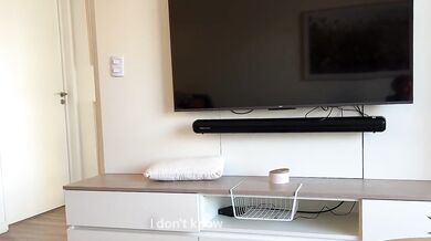 The stepsister quickly figured out what to do when she suddenly saw her brother's penis