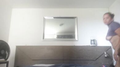 MILF se termina masturbando su gran coño jugoso mientras esta sola en casa