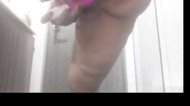 MILF se termina masturbando su gran coño jugoso mientras esta sola en casa
