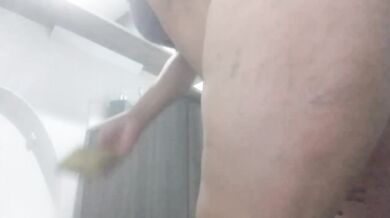 MILF se termina masturbando su gran coño jugoso mientras esta sola en casa
