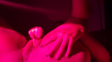 Latina jugando con su pussy