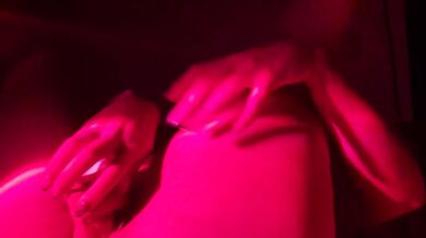 Latina jugando con su pussy