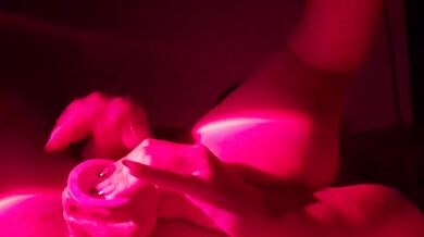 Latina jugando con su pussy