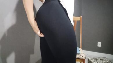 Rasguei a legging e sentei no pau gigante