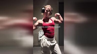 Teen’s Wildest TikTok Moment – Pussy Leak Caught on Camera!