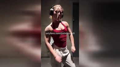 Teen’s Wildest TikTok Moment – Pussy Leak Caught on Camera!