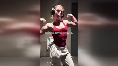 Teen’s Wildest TikTok Moment – Pussy Leak Caught on Camera!