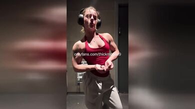 Teen’s Wildest TikTok Moment – Pussy Leak Caught on Camera!