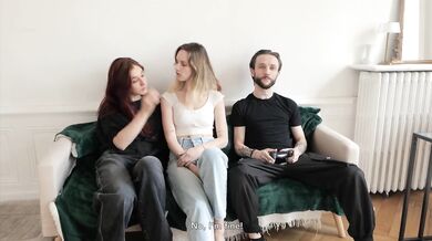Amateur threesome – Two French goddess share a lucky man.