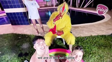 Orgia en la piscina - el pollo frisby en lucha libre sexual con aceite y jabon chupando pussy follan