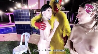 Orgia en la piscina - el pollo frisby en lucha libre sexual con aceite y jabon chupando pussy follan