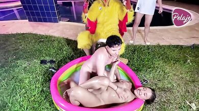 Orgia en la piscina - el pollo frisby en lucha libre sexual con aceite y jabon chupando pussy follan