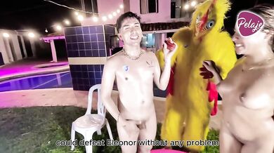 Orgia en la piscina - el pollo frisby en lucha libre sexual con aceite y jabon chupando pussy follan