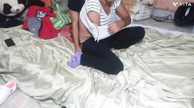 Flaquita peluda y chaparrita culona disfrutan compartir sus fluidos, se ponen la leche en sus caritas