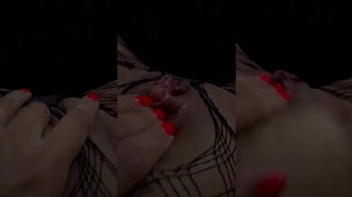 Me masturbo hasta gemir como perra caliente.