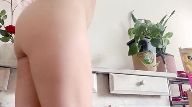 A brunette with a bubble butt dances in front of the window while I masturbate – amateur fetish voyeur