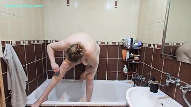 Busty BBW shows her Big Natural Tits and Shaves her Pussy – Hot Shower