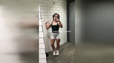 TikTok Oopsie: 18YO Pussy Leak Caught Live