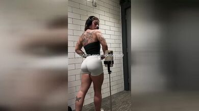 TikTok Oopsie: 18YO Pussy Leak Caught Live