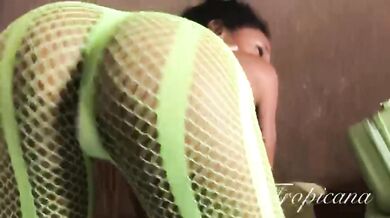 Brazilian girl can’t stop moving her hips
