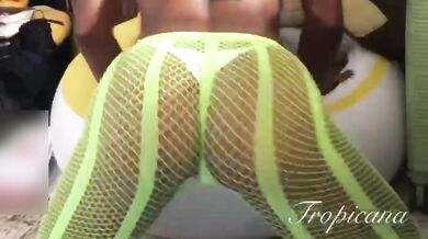 Brazilian girl can’t stop moving her hips