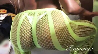 Brazilian girl can’t stop moving her hips