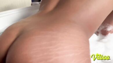 Hot sex in the jacuzzi, she likes to move in the water - big ass