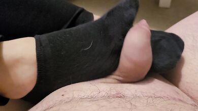 Masturbo a lungo il mio schiavo con calzini neri - Onlyfans Mistress Darkshine