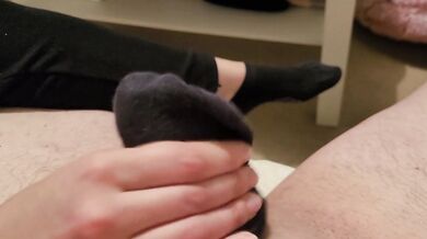 Masturbo a lungo il mio schiavo con calzini neri - Onlyfans Mistress Darkshine