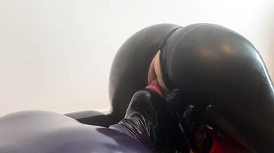 Touchedfetish - Latex / Rubber pussy licking - Fetish Couple Face Sitting