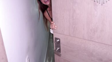 SORPRENDO a mi DOMICILIARIO en lencería y terminamos FOLLANDO FUERTEMENTE ( Resultó ser un gran FAN )