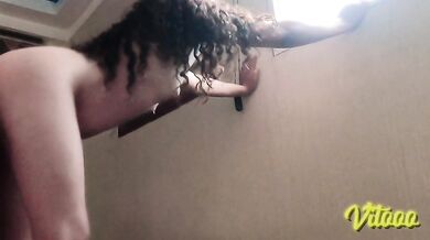 I take the towel off my girlfriend and fuck her naked until I cum in her ass