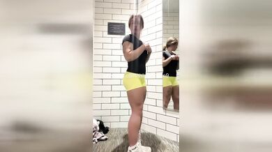 Teen’s Live Stream Gone Wild – Pussy Leak!