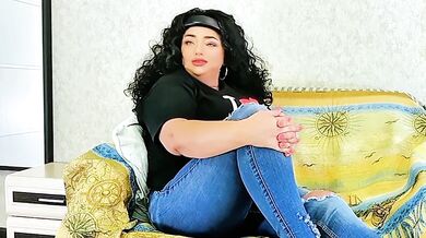casting of a hot stunning mom brunette