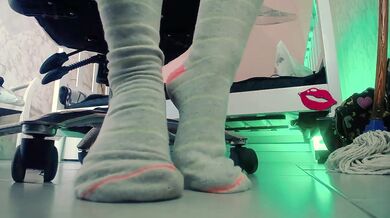 Dominant BBW Latina Webcammer Uses Feet in White Socks to Command You While Shaking Her Enormous Booty