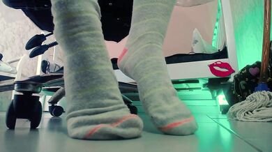 Dominant BBW Latina Webcammer Uses Feet in White Socks to Command You While Shaking Her Enormous Booty