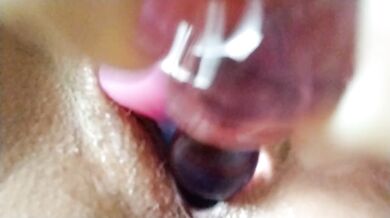 Que rico sentir dos juguetes dentro de mi coño apretado