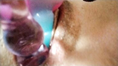 Que rico sentir dos juguetes dentro de mi coño apretado