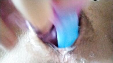 Que rico sentir dos juguetes dentro de mi coño apretado