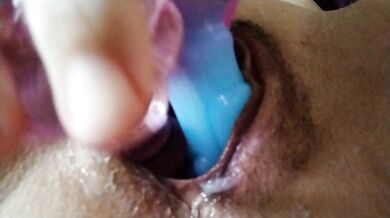Que rico sentir dos juguetes dentro de mi coño apretado