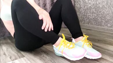 Booty babe in sneakers stretches her tight pussy with a huge dildo and squirts