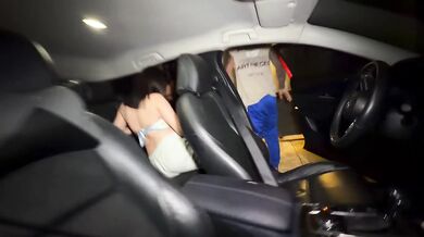 TRIO DE CHICAS LATINAS follaron a su conductor casado después de terminar su viaje!