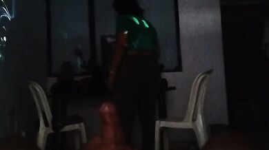 La esposa de mi mejor amigo me pilla masturbándome