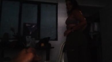 La esposa de mi mejor amigo me pilla masturbándome