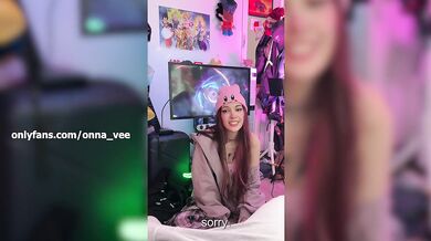 Cute Gamer Girl shows you her Special "Kirby Technique"