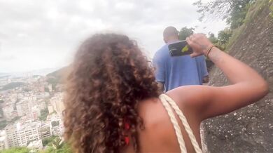 Crotalada Pública Desafia Limites Na Favela De Rio